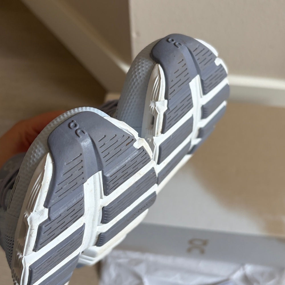 EUC on cloud 5 heather/fossil size 5.5 with original box and extra laces - Picture 13 of 16